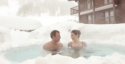 Proost op uw vakantie in de jacuzzi van 